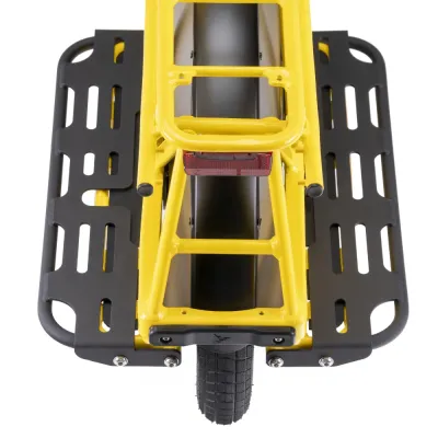 Le Sidekick Wide Decks est une plate-forme pour l’arrière du vélolongtail Tern GSD qui permet d’élargir les reposes pieds et per