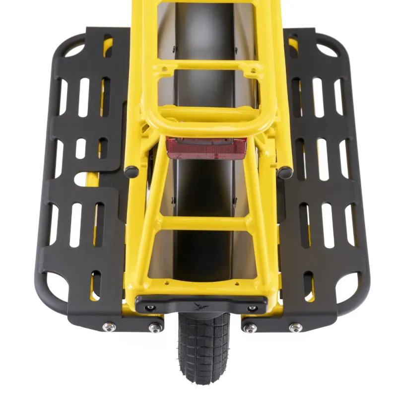 Le Sidekick Wide Decks est une plate-forme pour l’arrière du vélolongtail Tern GSD qui permet d’élargir les reposes pieds et per Le Sidekick Wide Decks est une plate-forme pour l’arrière du vélolongtail Tern GSD qui permet d’élargir les reposes pieds et per