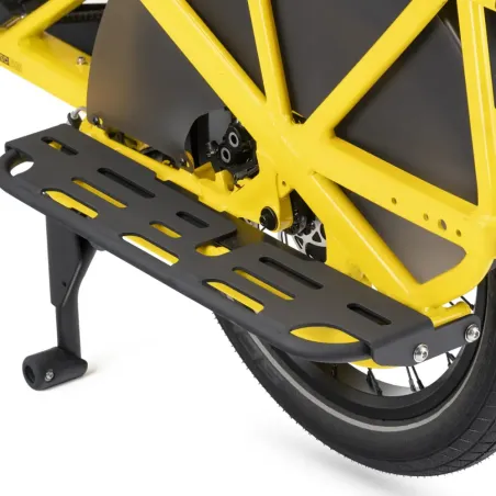 Le Sidekick Wide Decks est une plate-forme pour l’arrière du vélolongtail Tern GSD qui permet d’élargir les reposes pieds et per