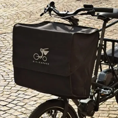 Le Front bag en cordura - Bicicapace s'insère dans le rack avant du longtail.