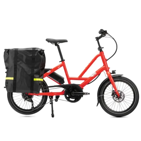 Le Storm Box Mini -Tern transforme l'arrière du vélo longtail Tern en un grand compartiment protégé contre les intempéries.