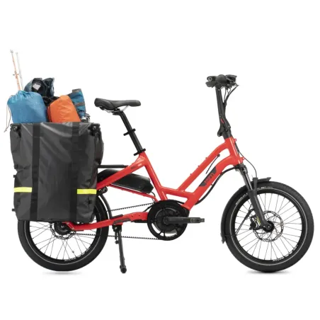 Le Storm Box Mini -Tern transforme l'arrière du vélo longtail Tern en un grand compartiment protégé contre les intempéries.