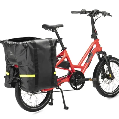 Le Storm Box Mini -Tern transforme l'arrière du vélo longtail Tern en un grand compartiment protégé contre les intempéries.