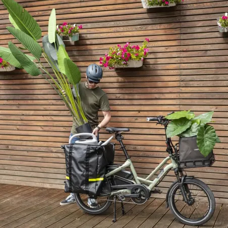Le Storm Box Mini -Tern transforme l'arrière du vélo longtail Tern en un grand compartiment protégé contre les intempéries.