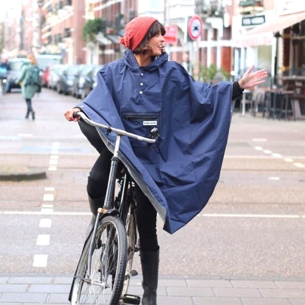Les cyclistes à la mode avec les accessoires et vêtements vélo Basil